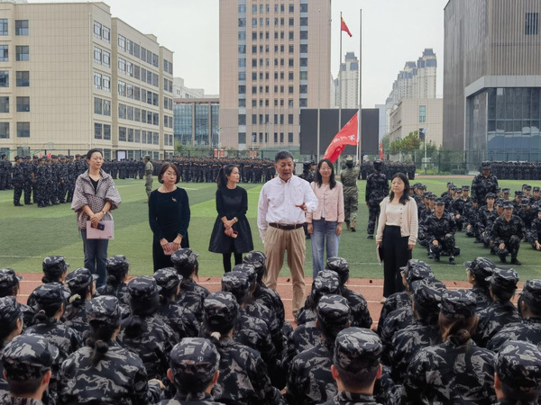 外语学院慰问承训教官及军训学生