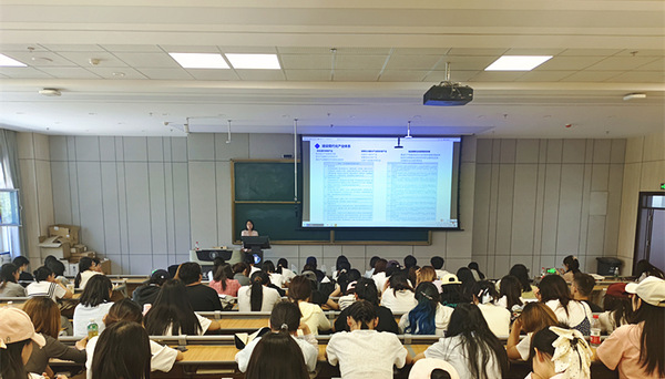 副校长刘畅为外语学院全体学生讲授“形势与政策”课
