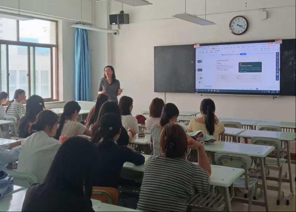 外语学院开展2025级学生职业生涯与发展规划专题讲座